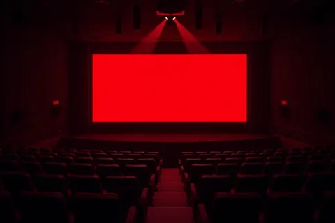 Sala cinematografica con proiettore acceso
