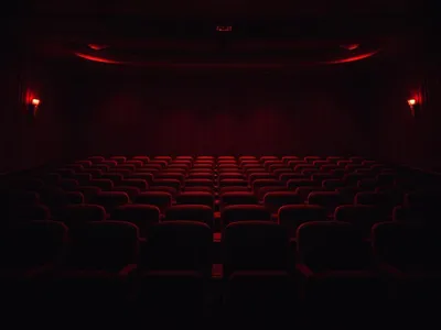Sala cinematografica con poltrone illuminate